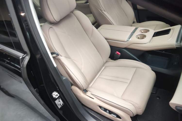 Used XPeng X9 2025 650 Long-Range Max Right Front Seat