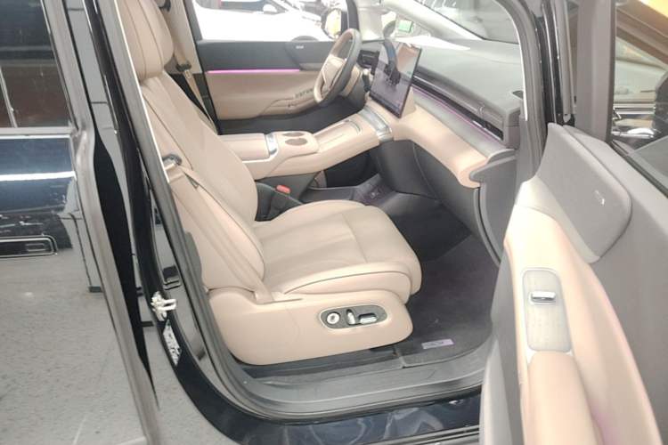 Used XPeng X9 2025 740 Ultra-Long Range Max Right Front Seat