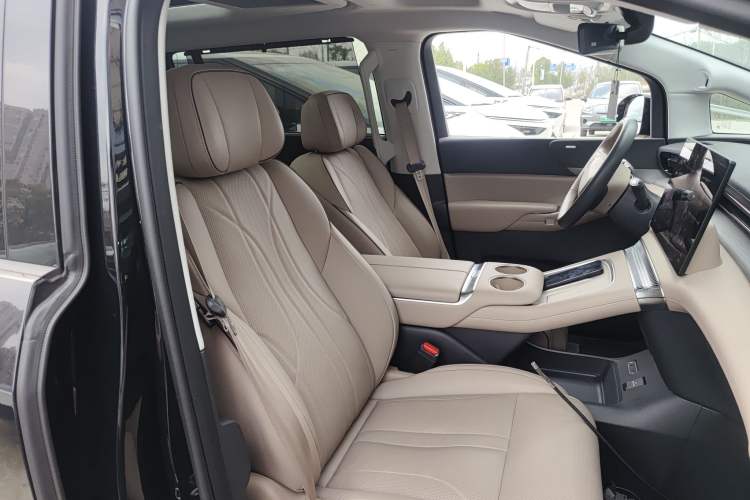 Used XPeng X9 2025 740 Ultra-Long Range Max Right Front Seat