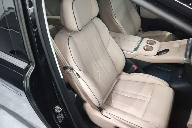 Used XPeng X9 2025 650 Long-Range Max Right Front Seat