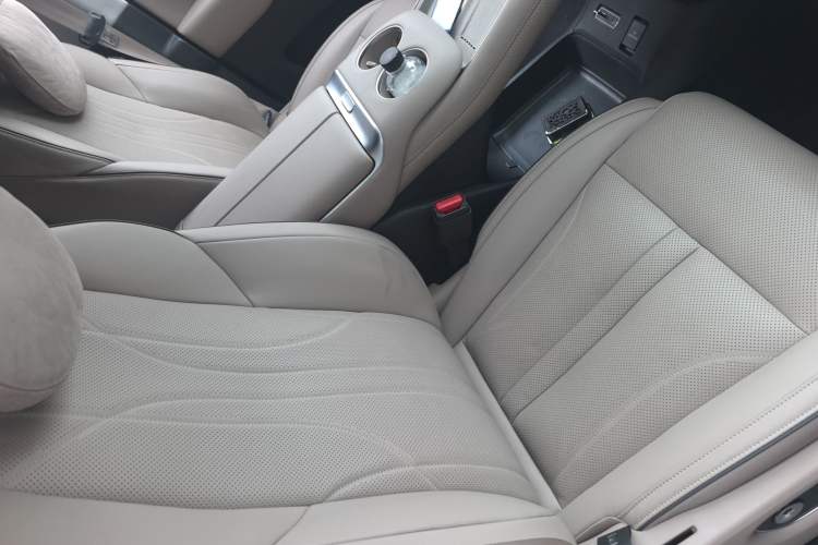 Used XPeng X9 2025 740 Ultra-Long Range Max Right Front Seat