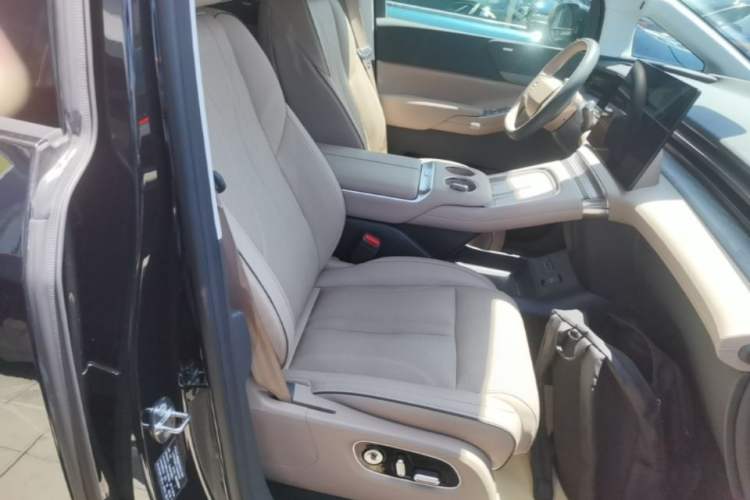 Used XPeng X9 2025 740 Ultra-Long Range Max Right Front Seat