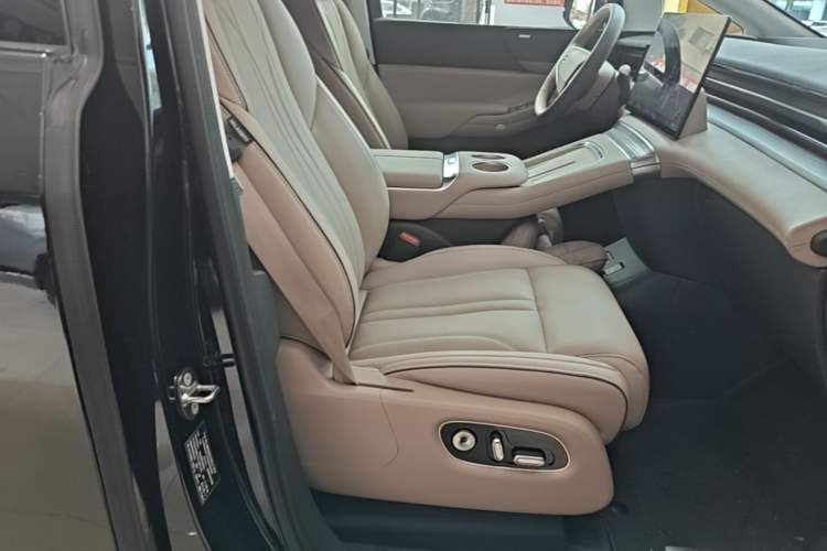 Used XPeng X9 2025 740 Ultra-Long Range Max Right Front Seat