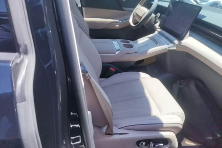Used XPeng X9 2025 740 Ultra-Long Range Max Right Front Seat