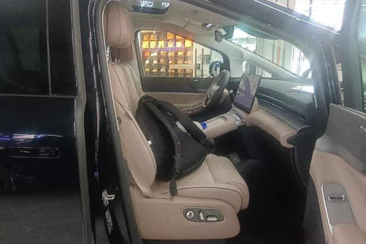 Used XPeng X9 2025 650 Long-Range Max Right Front Seat