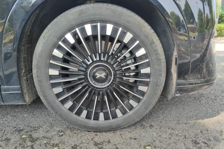 Used XPeng X9 2025 740 Ultra-Long Range Max Right Front Wheel Hub