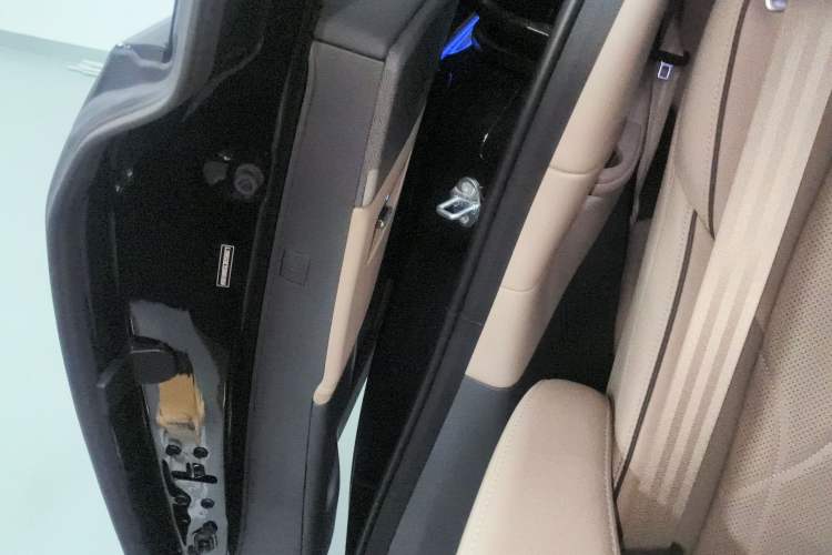 Used XPeng X9 2025 740 Ultra-Long Range Max Right Rear Door Interior