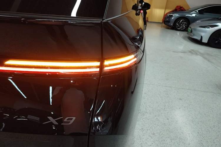 Used XPeng X9 2025 740 Ultra-Long Range Max Right Rear Taillight