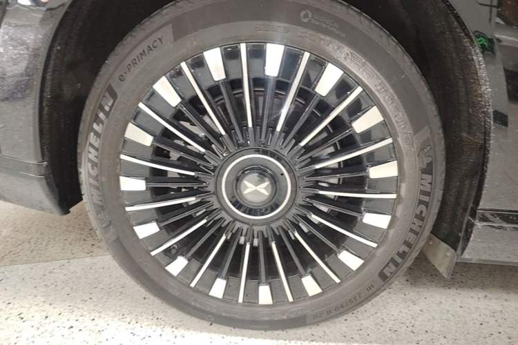 Used XPeng X9 2025 740 Ultra-Long Range Max Right Rear Wheel Hub