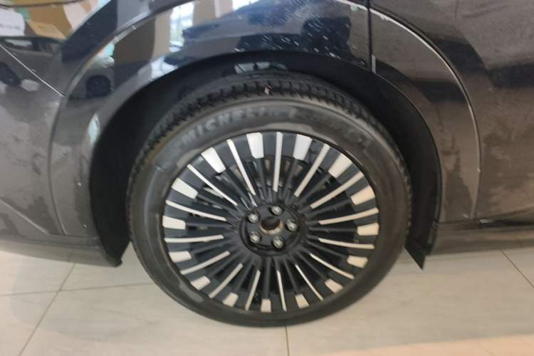 Used XPeng X9 2025 740 Ultra-Long Range Max Right Rear Wheel Hub