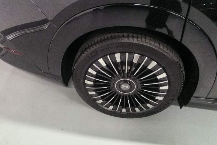 Used XPeng X9 2025 740 Ultra-Long Range Max Right Rear Wheel Hub