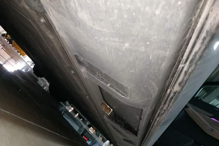 Used XPeng X9 2025 740 Ultra-Long Range Max Right Side Sill