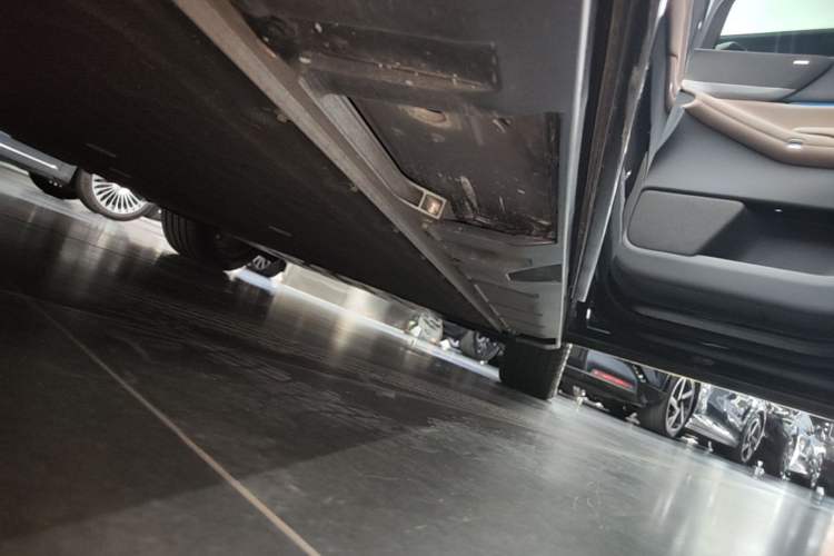 Used XPeng X9 2025 650 Long-Range Max Right Side Sill