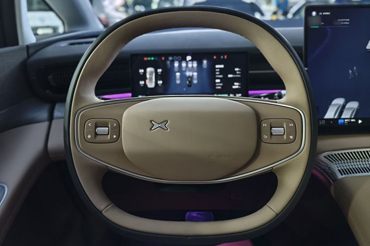 Used XPeng X9 2025 740 Ultra-Long Range Max Steering Wheel