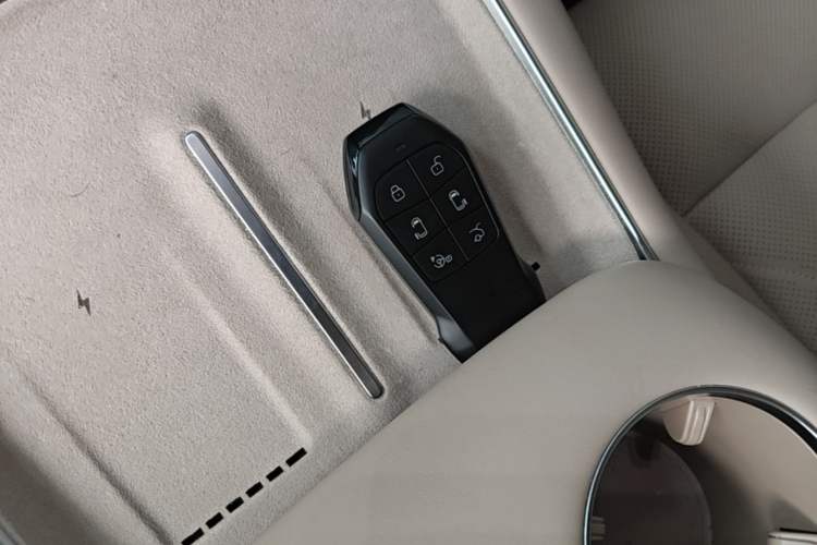 Used XPeng X9 2025 740 Ultra-Long Range Max Vehicle Key