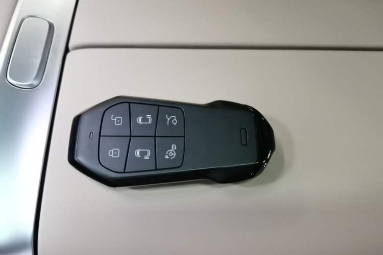 Used XPeng X9 2025 740 Ultra-Long Range Max Vehicle Key