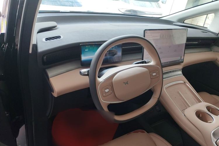 Used XPeng X9 2025 650 Long-Range Max Center Console