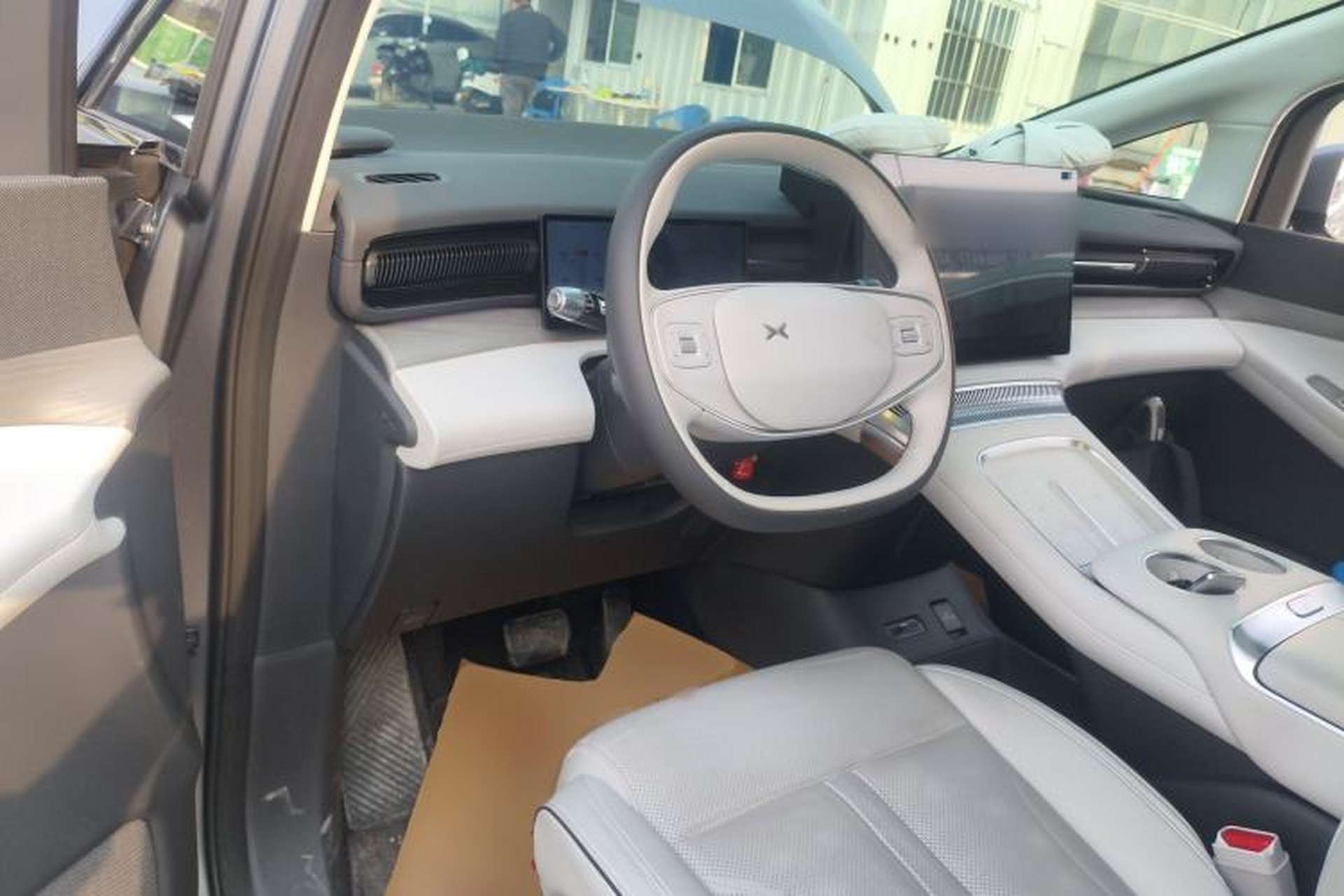 Used XPeng X9 2025 650 Long-Range Max Center Console