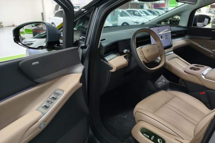 Used XPeng X9 2025 650 Long-Range Max Driver Seat