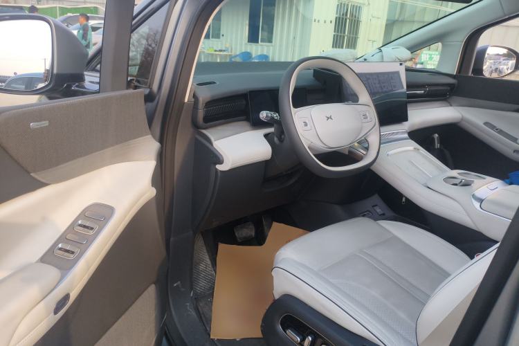 Used XPeng X9 2025 650 Long-Range Max Driver Seat