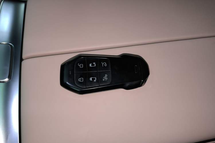 Used XPeng X9 2025 650 Long-Range Max Interior 1
