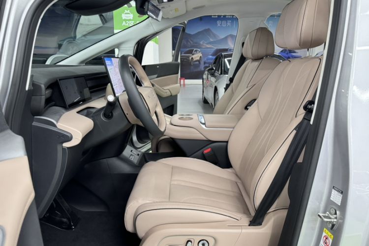 Used XPeng X9 2025 650 Long-Range Max Interior 2