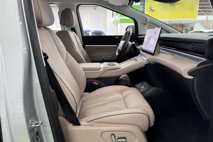 Used XPeng X9 2025 650 Long-Range Max Interior 5