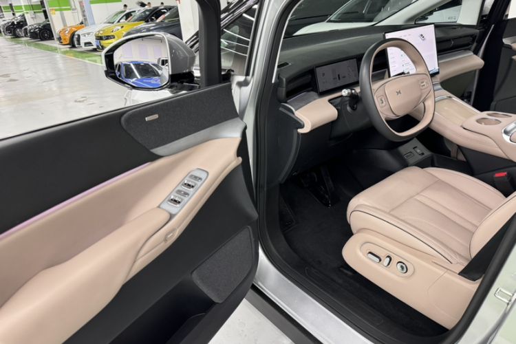 Used XPeng X9 2025 650 Long-Range Max Interior 6