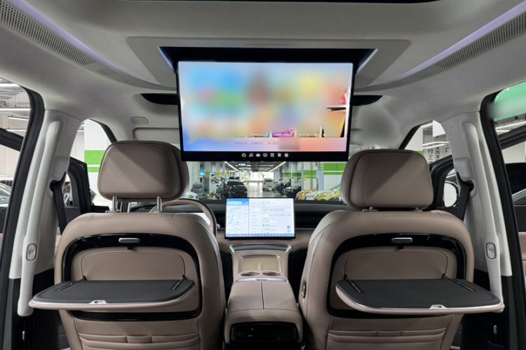 Used XPeng X9 2025 650 Long-Range Max Interior 7