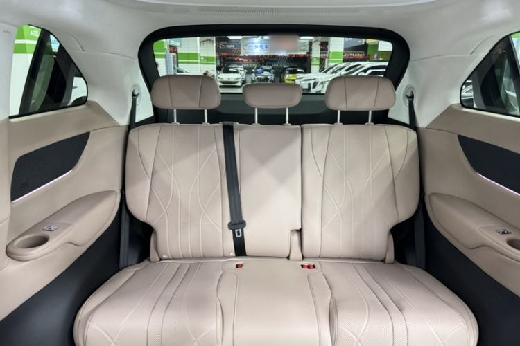 Used XPeng X9 2025 650 Long-Range Max Interior 8