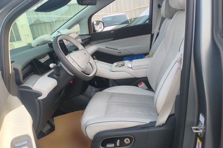 Used XPeng X9 2025 650 Long-Range Max Left Front Seat