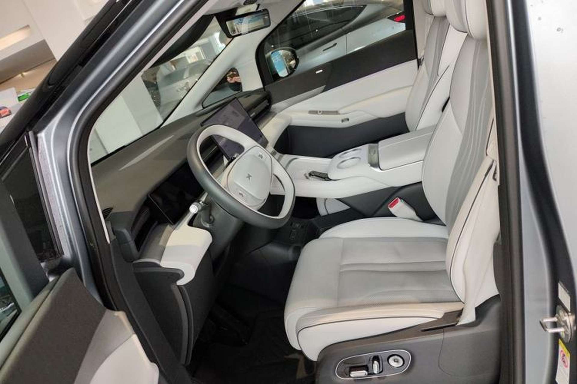 Used XPeng X9 2025 650 Long-Range Max Left Front Seat