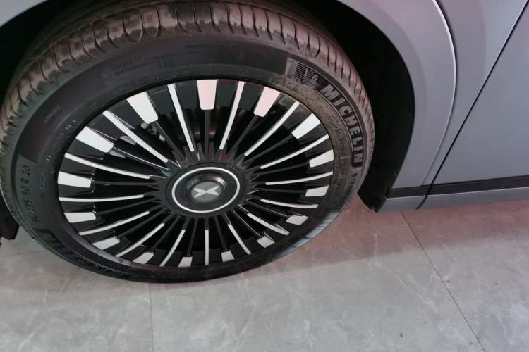 Used XPeng X9 2025 740 Ultra-Long Range Max Left Front Wheel Hub