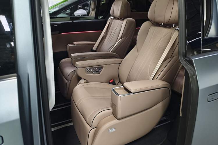 Used XPeng X9 2025 650 Long-Range Max Left Rear Seat