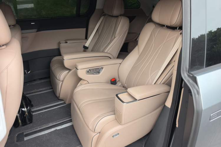 Used XPeng X9 2025 740 Ultra-Long Range Max Left Rear Seat