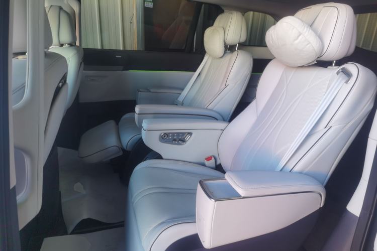 Used XPeng X9 2025 740 Ultra-Long Range Max Left Rear Seat