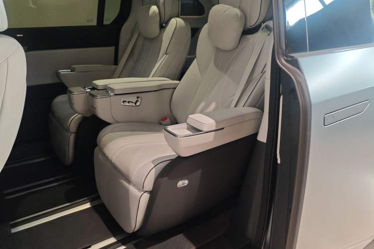 Used XPeng X9 2025 740 Ultra-Long Range Max Left Rear Seat