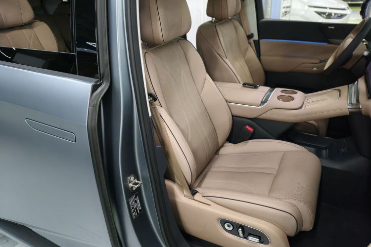 Used XPeng X9 2025 650 Long-Range Max Right Front Seat