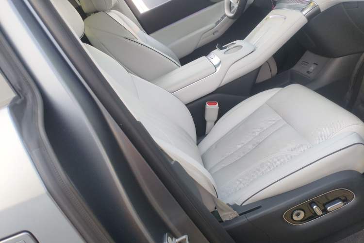 Used XPeng X9 2025 650 Long-Range Max Right Front Seat
