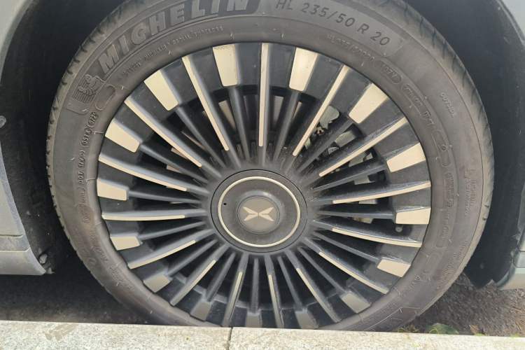 Used XPeng X9 2025 740 Ultra-Long Range Max Right Front Wheel Hub