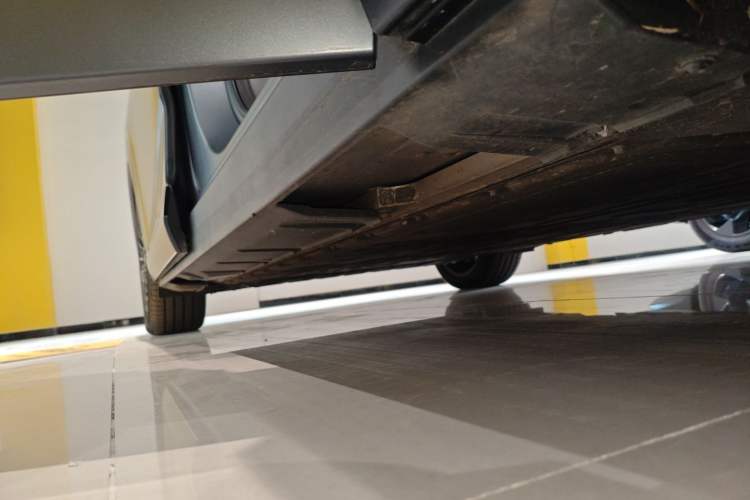 Used XPeng X9 2025 740 Ultra-Long Range Max Right Side Sill
