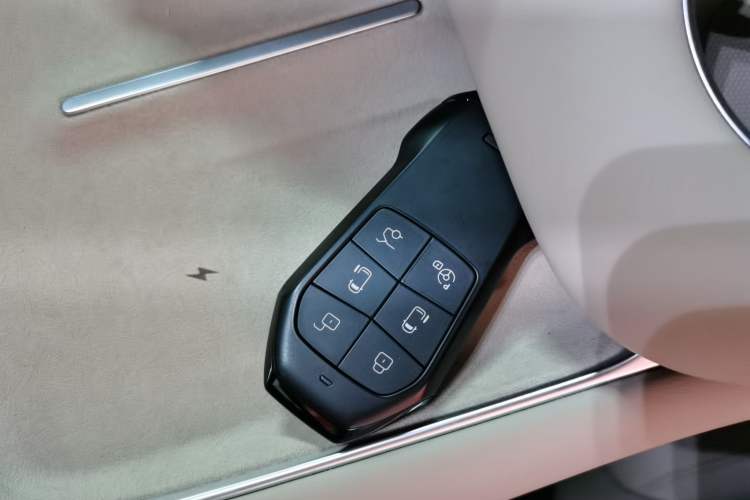 Used XPeng X9 2025 740 Ultra-Long Range Max Vehicle Key