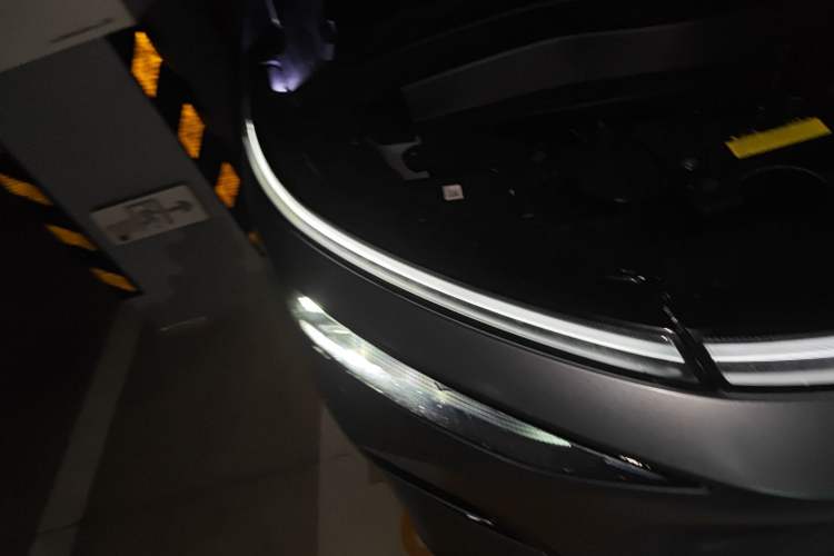 Used XPeng X9 2025 740 Ultra-Long Range Max Right Front Headlight