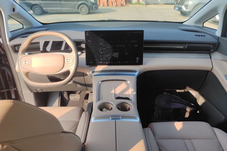 Used XPeng X9 2025 650 Long-Range Max Center Console