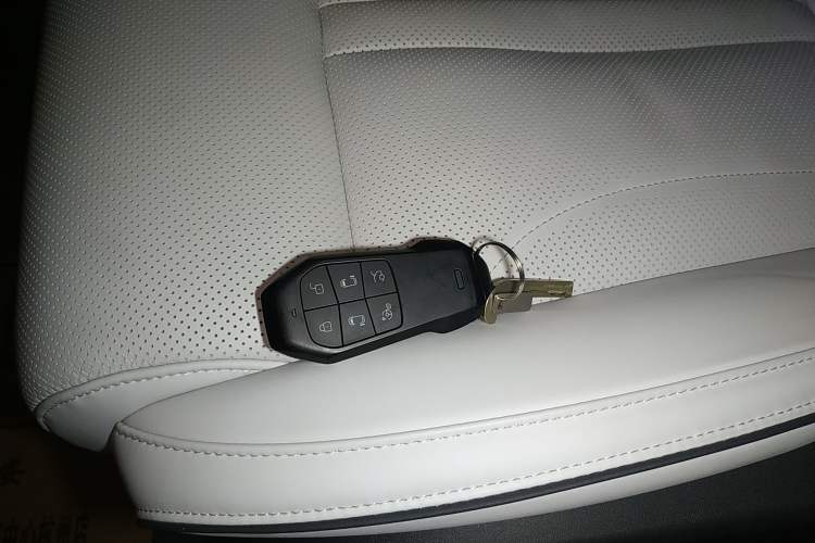 Used XPeng X9 2025 740 Ultra-Long Range Max Interior 1