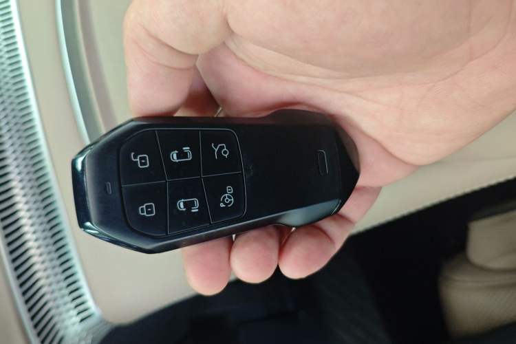 Used XPeng X9 2025 650 Long-Range Max Interior 1