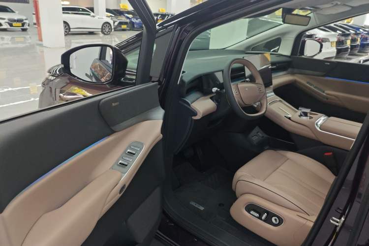 Used XPeng X9 2025 650 Long-Range Max Interior 3
