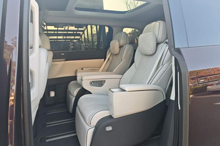 Used XPeng X9 2025 740 Ultra-Long Range Max Interior 4
