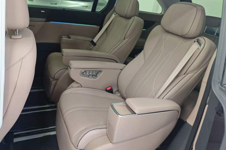 Used XPeng X9 2025 650 Long-Range Max Interior 4