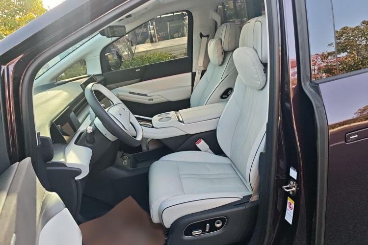 Used XPeng X9 2025 740 Ultra-Long Range Max Left Front Seat